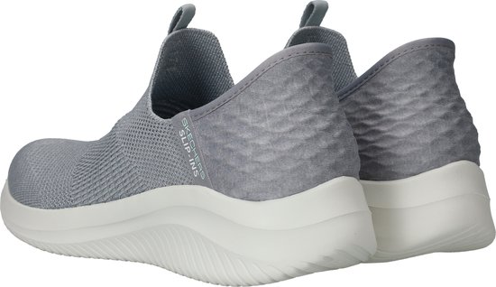 Achterkant van twee grijze Skechers Slip-ins instappers. Zilverkleurig hiel detail op de stof.