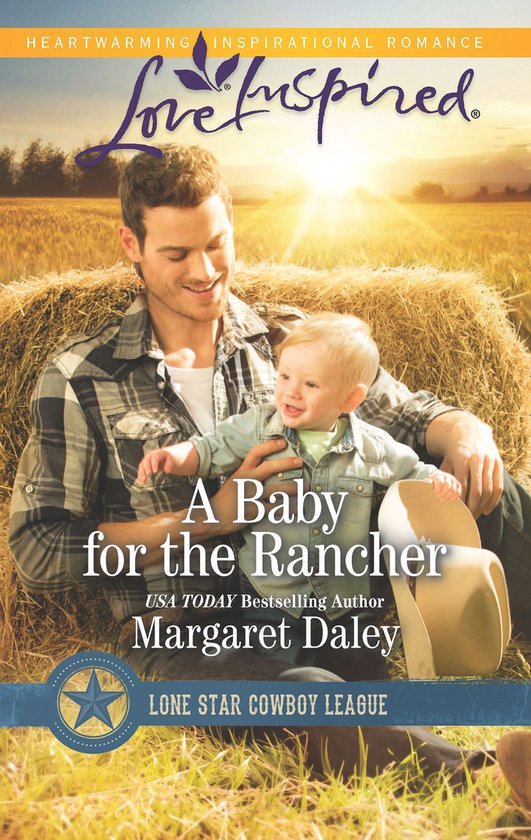 Un rancher tient un bébé sur ses genoux, assis sur une botte de foin au coucher du soleil. Texte: A Baby for the Rancher.