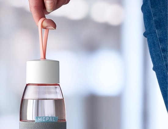 Hand houdt een drinkfles met witte dop en een roze lus vast. De fles heeft een grijze band met 'MEPAL' logo.