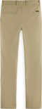 Achterkant van een beige chino broek van Scotch & Soda op een witte achtergrond.