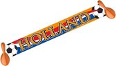 Voor de voetbal liefhebbers is dit de juiste aankoop! Een prachtige sjaal met de tekst Holland en een voetbal op de sjaal als afbeelding. Deze sjaal wordt geleverd met twee samba ballen! Erg leuk om voor jezelf te kopen of om cadeau te geven!