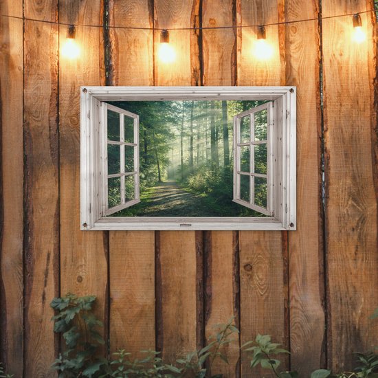 Open raam met uitzicht op een bosrijk pad met zonnestralen, tegen een houten wand met lichtslingers.