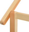 Detail van een houten bedframe met afgeronde hoeken en een schuine verbinding van een staander.
