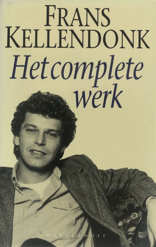 Portret van een jonge man met krullend haar, zittend met een jas over zijn schouder. Titel: Frans Kellendonk, Het complete werk.