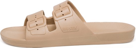 Zandkleurige Freedom Moses slipper met twee gespen, lichtbruin.
