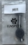 Een Lunspets product in een plastic zakje met het logo van een pootafdruk en een barcode.