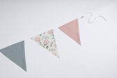 Vlaggenlijn van stof | Dreamy Blossom - 2 meter / 5 vlaggetjes - Licht blauw, Roze, Bloemen (pastel kleur) driehoek vlaggetjes - Verjaardag slinger / Babykamer decoratie - Stoffen slingers handgemaakt & duurzaam