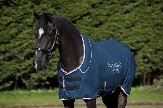 Donkerblauw Rambo Dry Rug paardendeken met zilveren accenten en zwarte sluitingen.