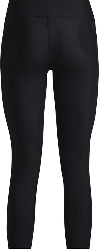Achterkant van zwarte Under Armour sportlegging tot op de enkel.