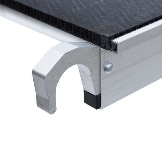 Detail van de metalen haak van een rolsteiger platform.