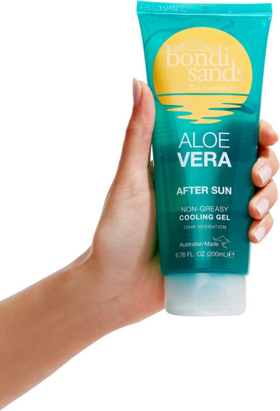 Hand die turquoise tube vasthoudt met 'Bondi Sands Aloe Vera After Sun'.