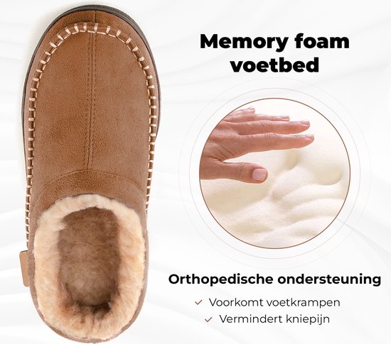 Bovenkant van bruine suède pantoffel met crème bont. Hand drukt in memory foam.