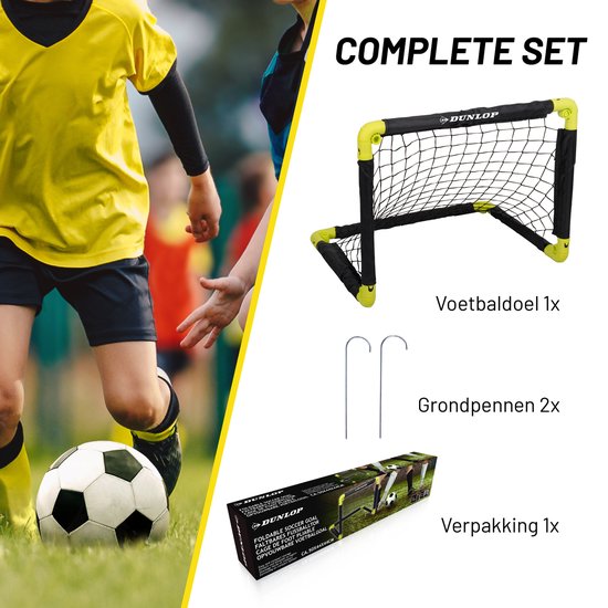 Kinderen spelen voetbal. Naast een doel, grondpennen en een verpakking. Tekst: 'COMPLETE SET'.