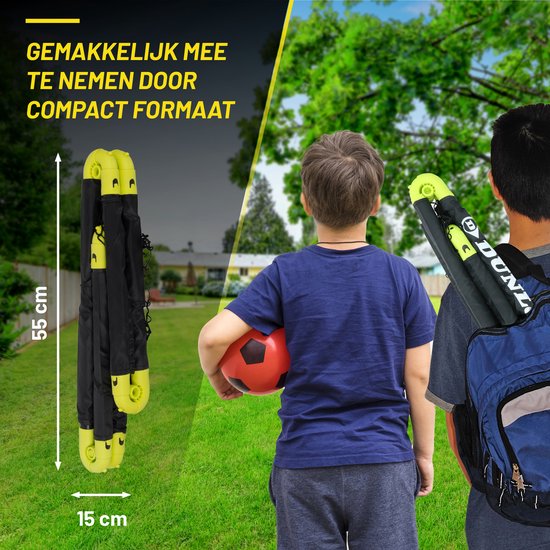 Opgevouwen zwart en geel voetbaldoel met afmetingen 55x15cm. Kinderen dragen een opgevouwen doel. Tekst: 'GEMAKKELIJK ME TE NEMEN DOOR COMPACT FORMAAT'.