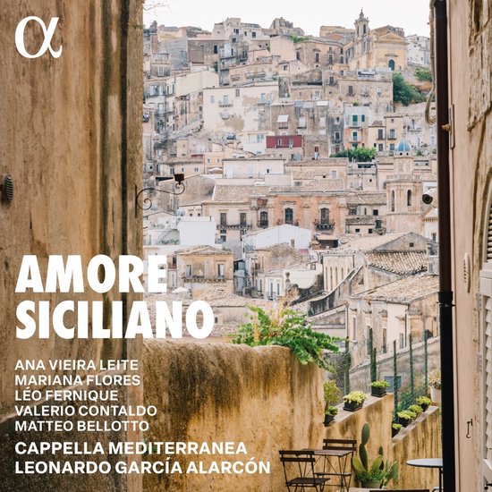 Uitzicht op een Italiaans dorp met de tekst "Amore Siciliano".