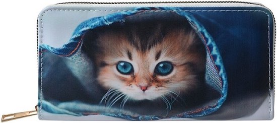 Een bijzondere portemonnee met een mooie afbeelding van een leuke poes / kat. De portemonnee heeft een ruime inhoud. Twee grote vakken, diverse vakjes voor pasjes en bonnetjes en een ritsvakje. Voor uzelf of Bestel Een Cadeau.