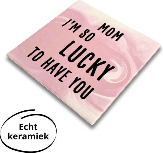 Roze keramiek tegeltje met marmerlook. Tekst: 'I'M SO LUCKY TO HAVE YOU MOM'. Inclusief: 'Echt keramiek'.