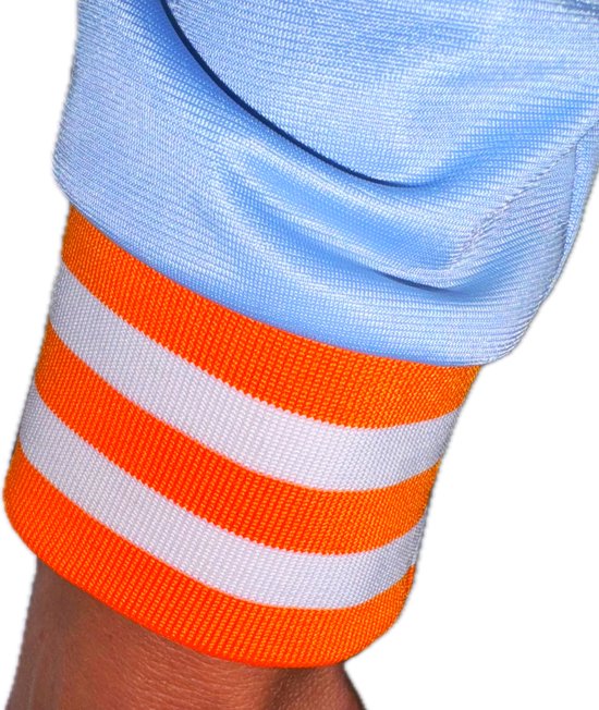 Detail van de mouw van een lichtblauwe trainingsjas met opvallende oranje en witte strepen.