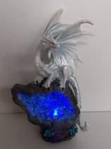 Draken beeld witte draak op kristal met ledlicht 22x12x9 cm