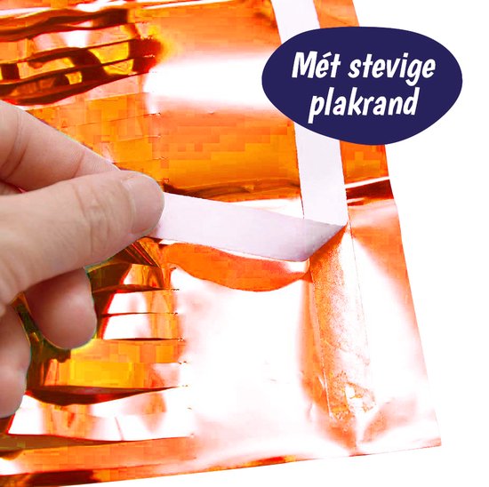 Een hand trekt de plakrand van een oranje glittergordijn los.