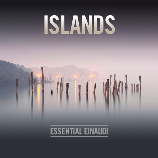 Albumcover met de titel ISLANDS en ESSENTIAL EINAUDI. Water met houten palen op de voorgrond, mistige achtergrond met verlichting.