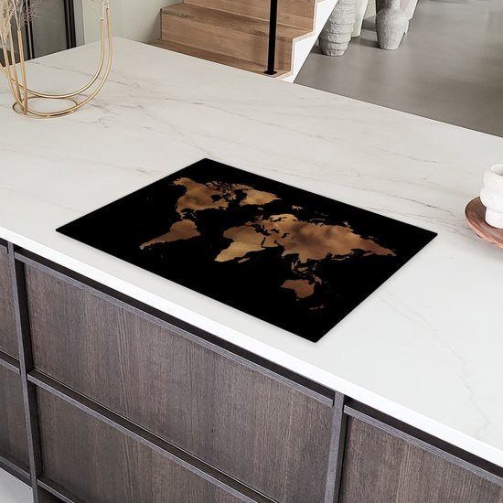 Zwarte inductiebeschermer met wereldkaartprint op een marmeren aanrecht in een luxe keuken.