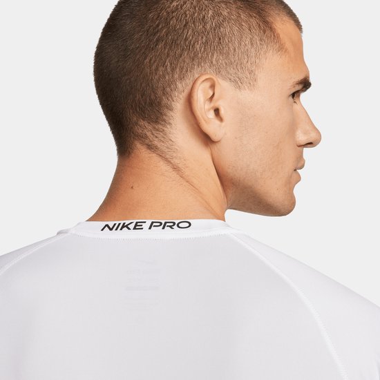 Nekdetail van wit sportshirt met "NIKE PRO" op de nekband.