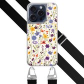 Hoesje met zwart koord - Geschikt voor iPhone 15 Pro - Wildflowers - Verstelbaar & verwisselbaar koord - TPU backcover - Multi - Leuke Telefoonhoesjes