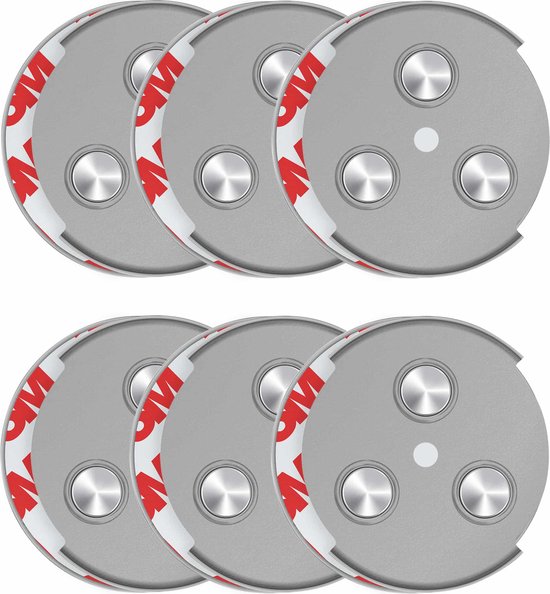 Zes ronde, grijze magnetische montageplaten met 3M tape en drie metalen knoppen.