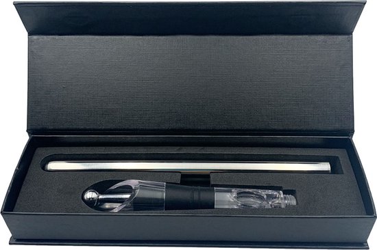 Zilveren wijnkoelerstaaf en doorzichtige wijnschenker met zwarte rubberen ringen, in een open zwarte geschenkdoos.