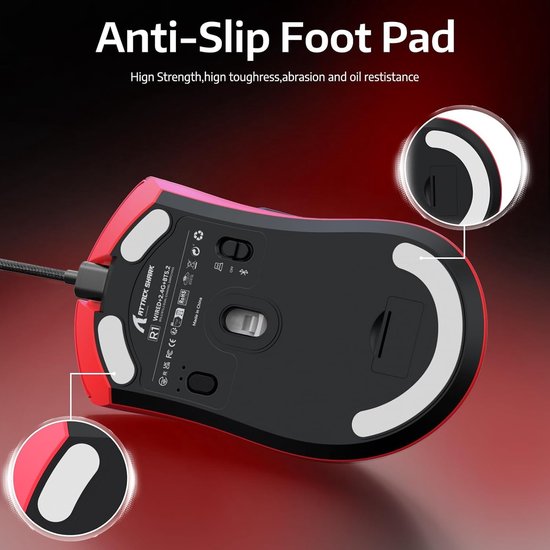 Onderkant van een rode gamingmuis met anti-slip voetjes en productinformatie.