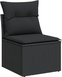Chaise en rotin noir avec épais coussins noirs.