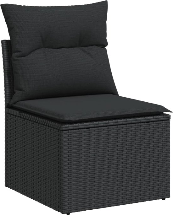Chaise en rotin noir avec épais coussins noirs.