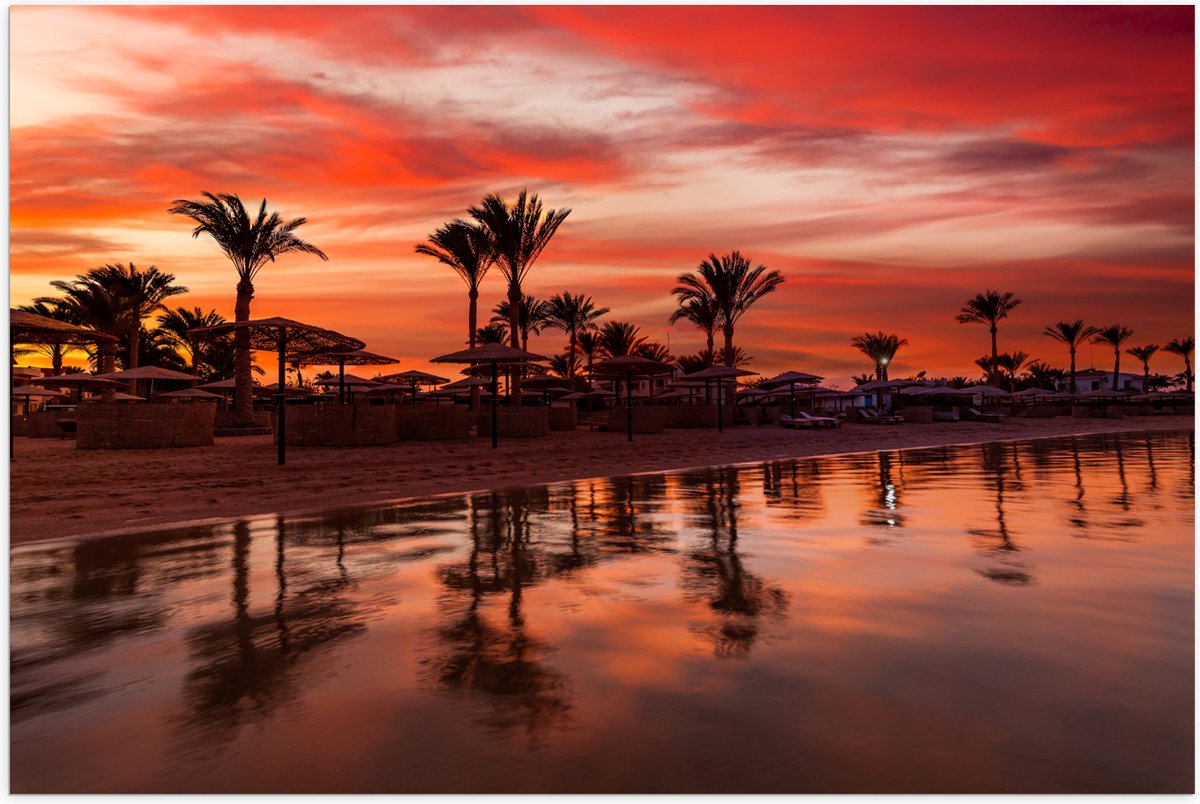 Poster Glanzend – Strand - Zee - Zonsondergang - Parasols - Palmbomen - 105x70 cm Foto op