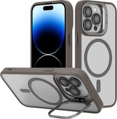 Cadorabo Hoesje geschikt voor Apple iPhone 15 PRO MAX in Grijs geschikt voor MagSafe en standfunctie inclusief cameralensbescherming TPU-siliconenrand
