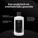 Een transparante fles Scentchips geurolie met een zwart label, staand op een zwarte achtergrond.