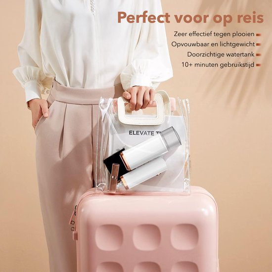 Vrouw met tas met reisbenodigdheden, waaronder een Cleanforce kledingstomer, bovenop een roze koffer. Tekst: 'Perfect voor op reis'.