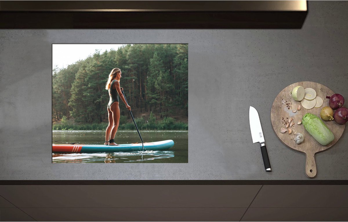 Inductieplaat Beschermer - Blonde Vrouw op Supbord op Water langs Rij Bomen - 59x52 cm - 2 mm Dik - Inductie Beschermer - Bescherming Inductiekookplaat - Kookplaat Beschermer van Wit Vinyl