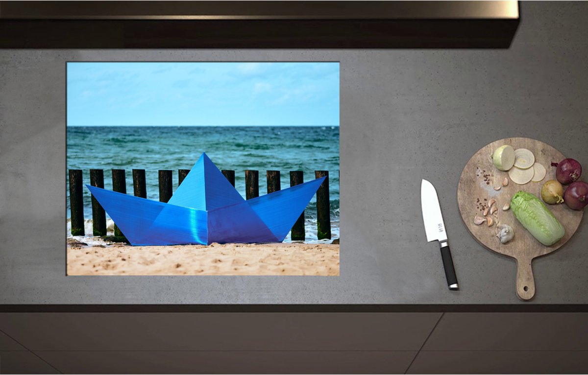 Inductieplaat Beschermer - Blauwe Orgami Boot Gestrand op het Strand aan de Zee - 70x55 cm - 2 mm Dik - Inductie Beschermer - Bescherming Inductiekookplaat - Kookplaat Beschermer van Wit Vinyl