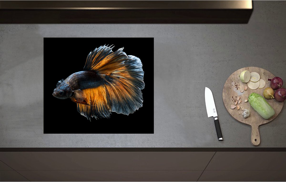 Inductieplaat Beschermer - Blauwe Vis met Oranje Details en Dansende Vinnen - 58x51 cm - 2 mm Dik - Inductie Beschermer - Bescherming Inductiekookplaat - Kookplaat Beschermer van Zwart Vinyl