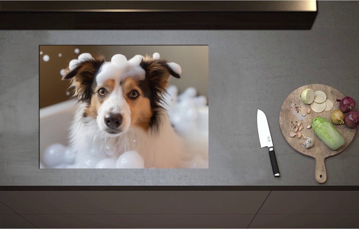 Inductieplaat Beschermer - Border collie hond in bad met zeepbubbels - 71x52 cm - 2 mm Dik - Inductie Beschermer - Bescherming Inductiekookplaat - Kookplaat Beschermer van Zwart Vinyl
