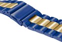 Gedetailleerde close-up van de schakels van een blauw en goudkleurig metalen horlogebandje.