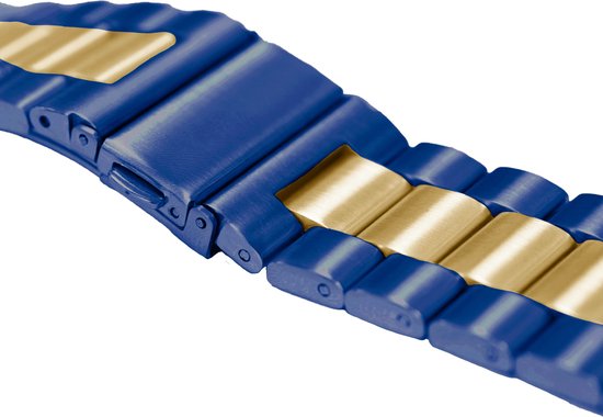 Gedetailleerde close-up van de schakels van een blauw en goudkleurig metalen horlogebandje.