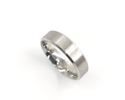 Edelstaal zilverkleur ringen met 2 fijne uit gegraveerde banen aan de buitenkanten en brede mat zilver banen in midden. maat 17, deze ring is zowel geschikt voor dame of heer in de kleur zilver. Deze ring is tijdloos!