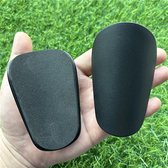Mini scheenbeschermers zwart - Voetbal - 8 x 5 cm - one size - kleine zwarte scheenbeschermers - voetbalbescherming - mini shin pads - lichaamsbescherming - small - zaalvoetbal