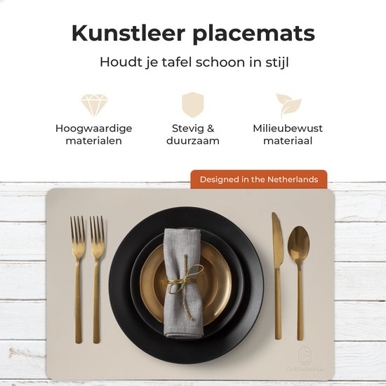 Offwhite placemat met gouden bestek, borden en servet.