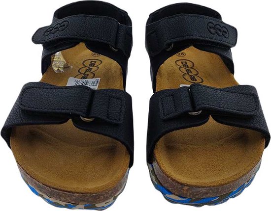 Paar zwarte Develab sandalen met klittenbandsluitingen.