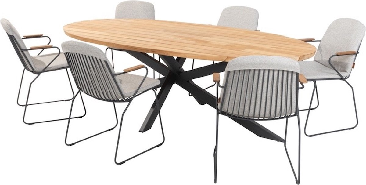 Tuinset van teak met ellipsvormige eettafel en antraciete stoelen.