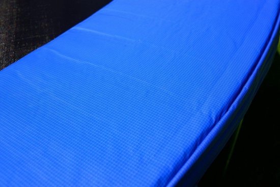 Blauw trampoline randkussen met een fijn rasterpatroon.