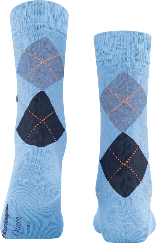 Lichtblauwe Burlington sokken met een ruitpatroon in donkerblauw, grijs en oranje stippen. Een Burlington logo is zichtbaar op de zool.
